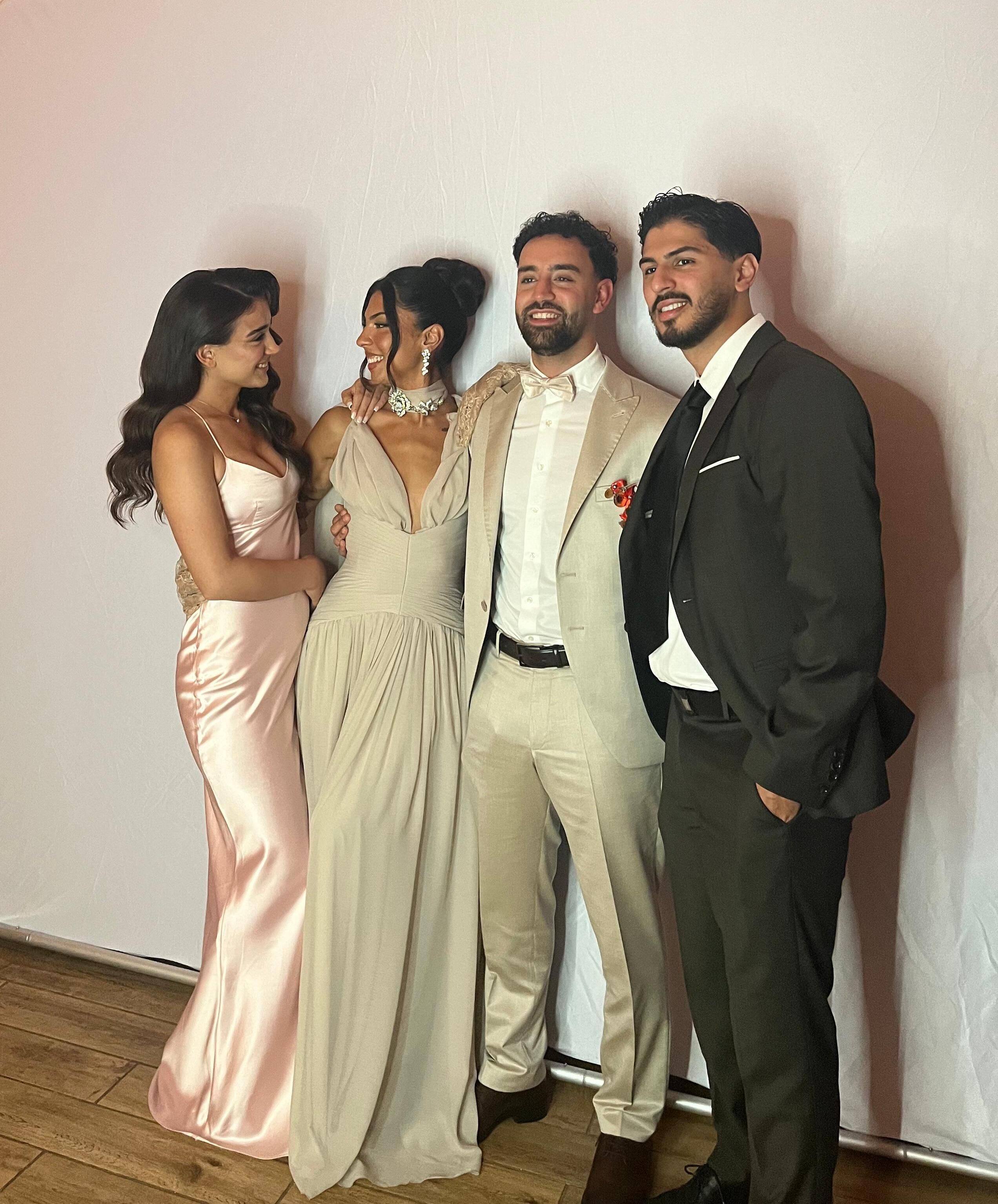 Elegante Hochzeitsgäste posieren vor Fotobox – Event in Bremen