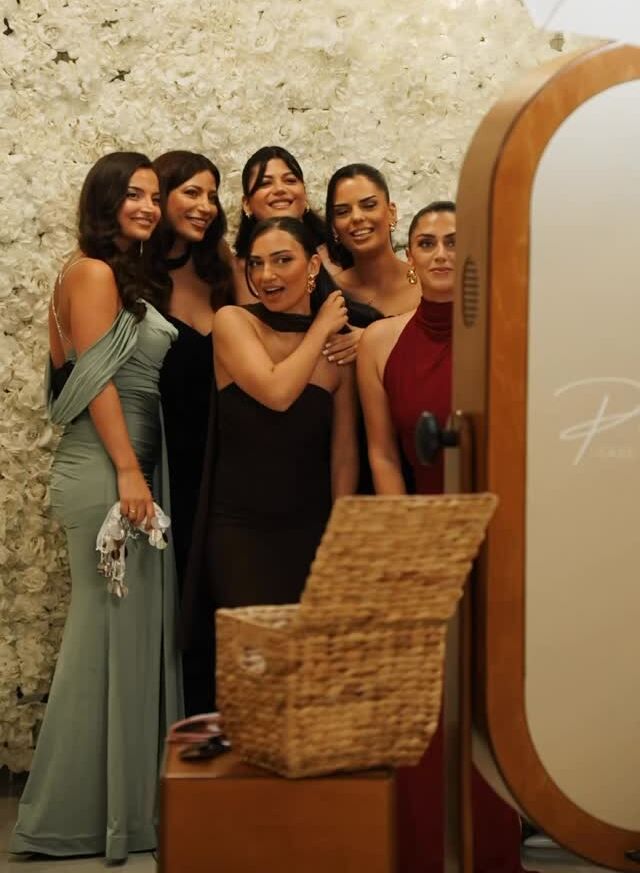 Gäste in Abendgarderobe vor Fotobox mit Blumenwand – Hochzeit Bremen
