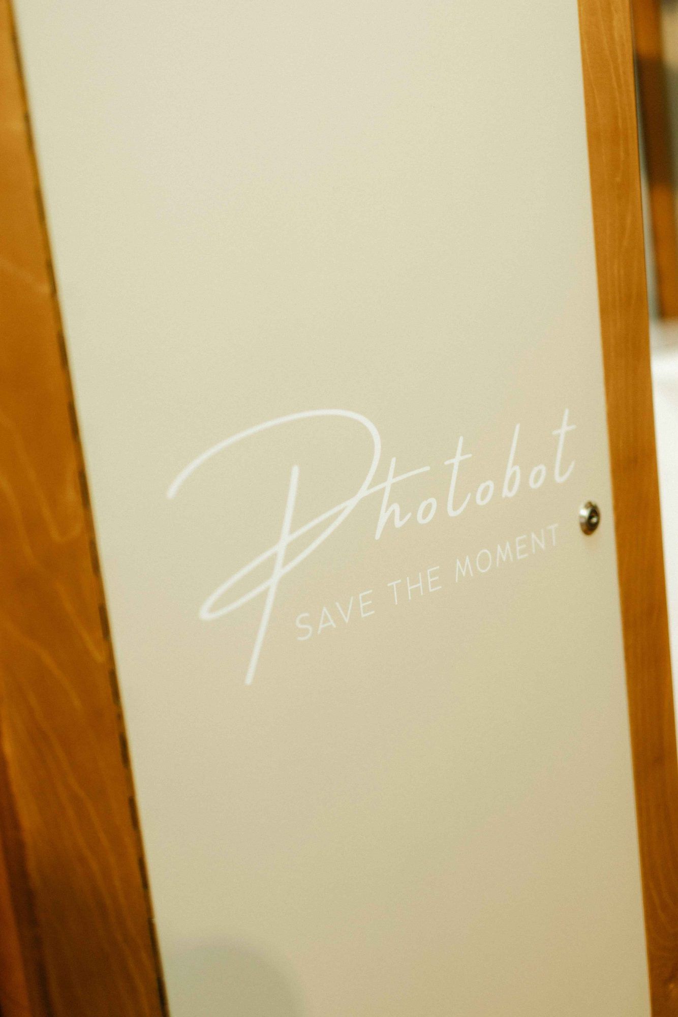 Nahaufnahme des Spiegels mit dem Photobot-Schriftzug „Save the moment“