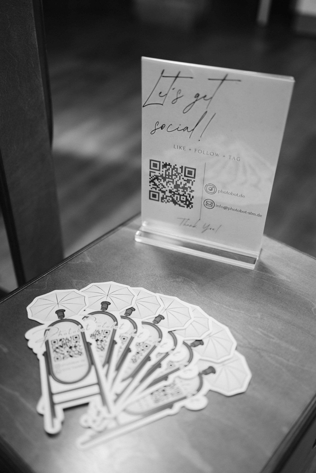 Acryl-Aufsteller „Let’s get social“ mit QR-Code und Photobot-Stickern